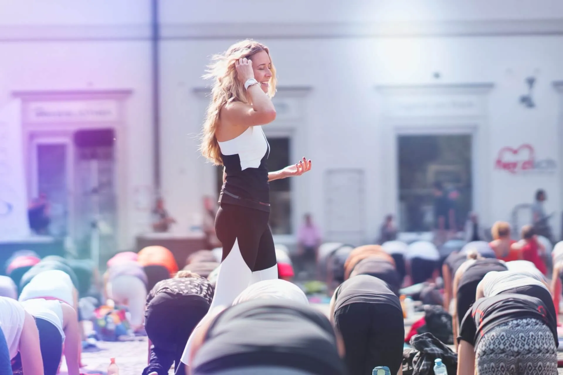 Suzanne Freiherz steht inmitten einer riesigen Outdoor-Klasse, leitet Teilnehmende an