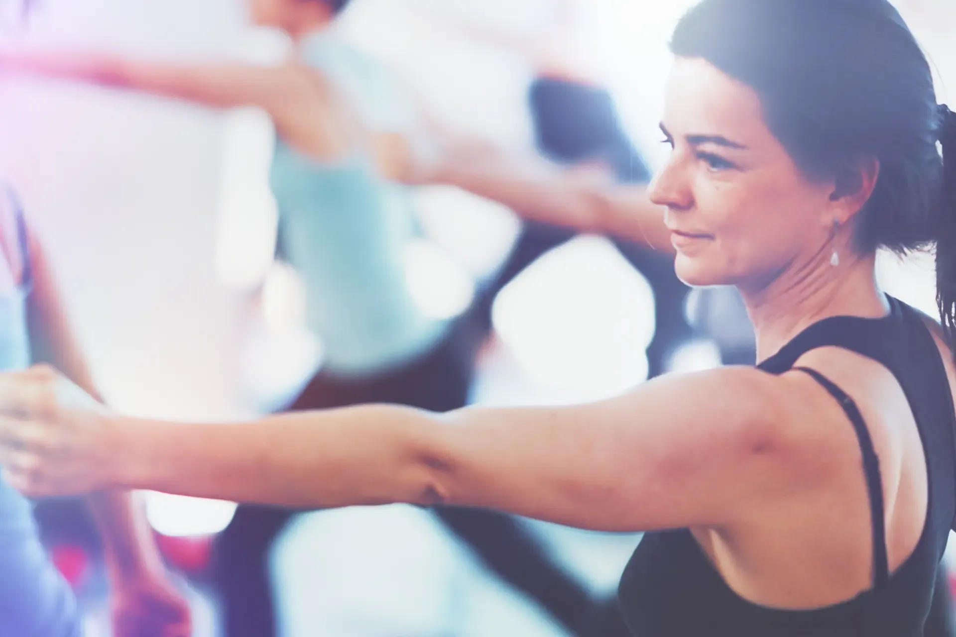 Frau mit dunklem Haar, Arme ausgestreckt, fokussiert