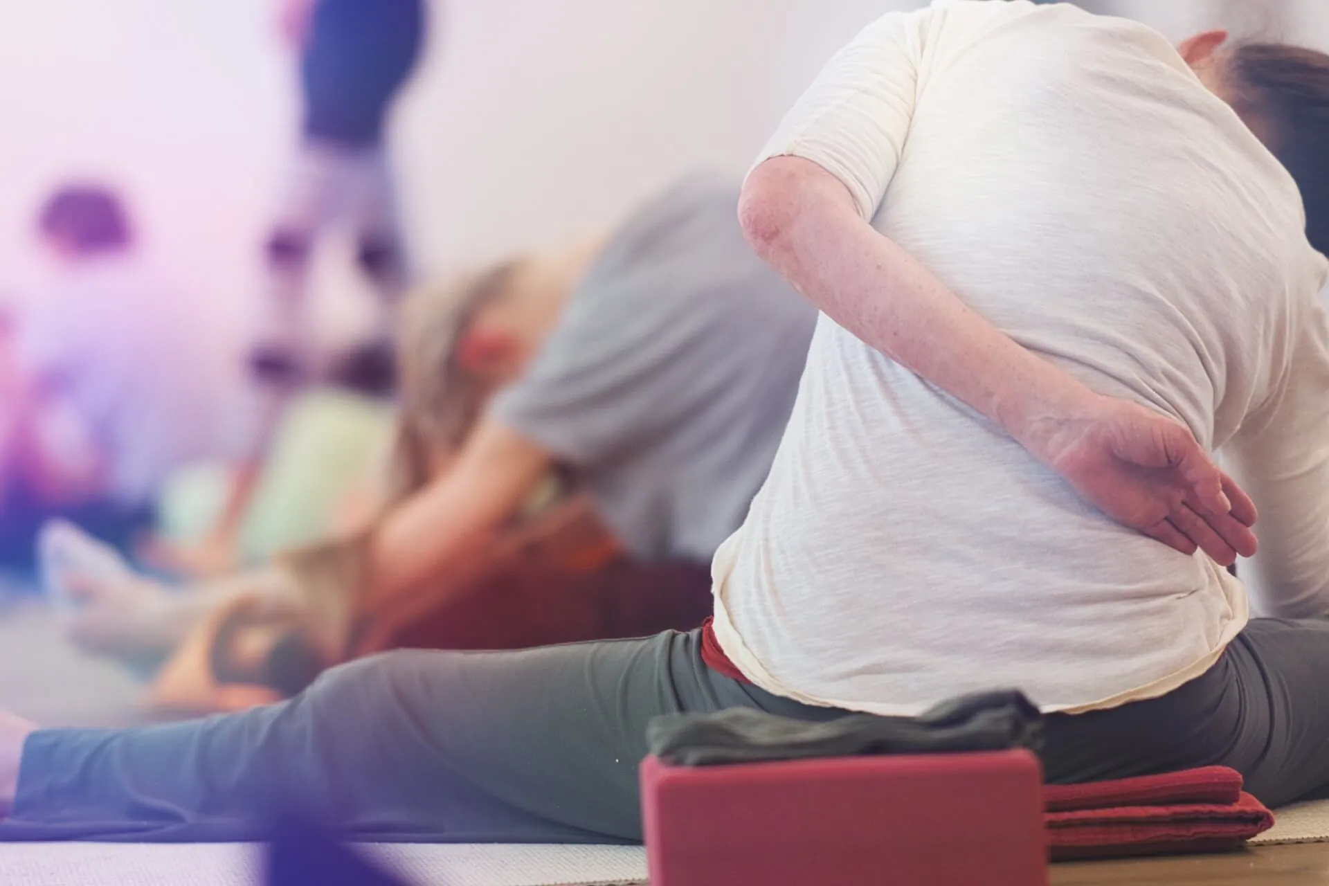 Sitzende Drehung von hinten, weisses Top, Studio