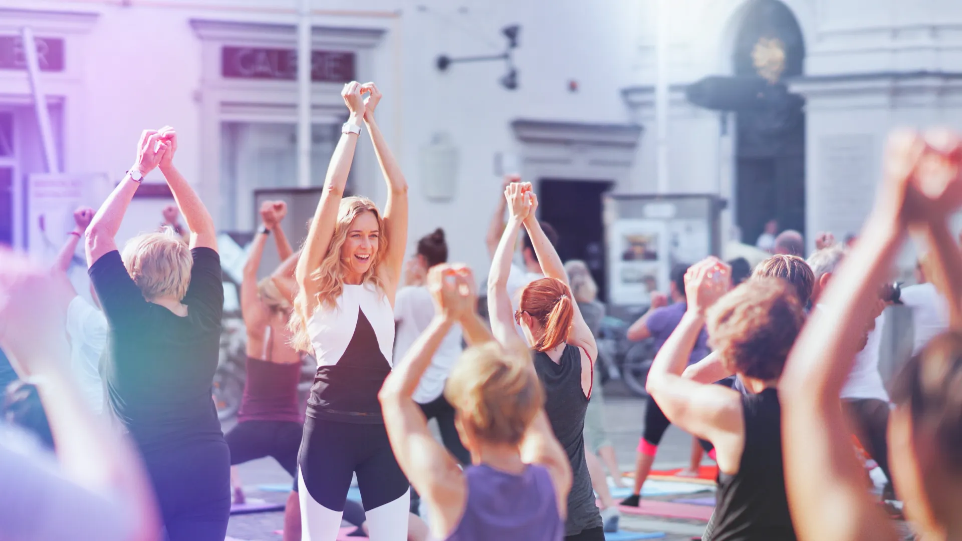 Suzanne lacht, alle Arme erhoben, Energie und Freude